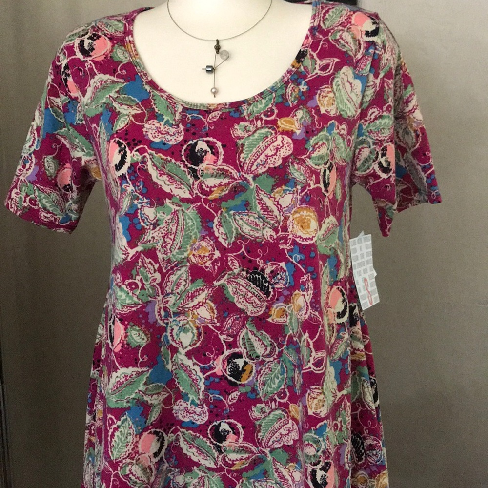 Beautiful small Lularoe perfect tee.